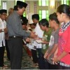 Rektor Universitas Kuningan, Dr H Iskandar MM saat menyantuni anak yatim.
